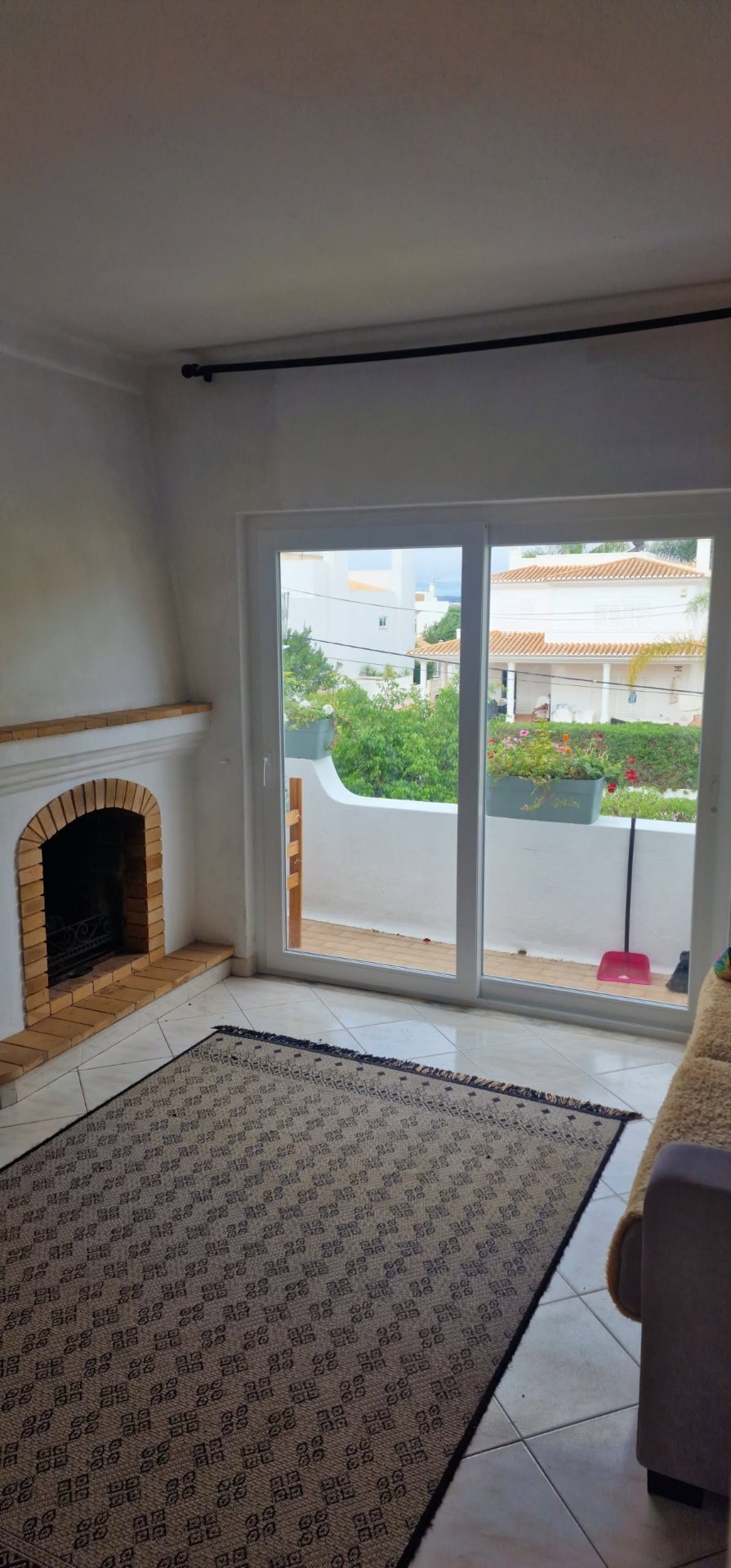 Sala remodelada com porta de correr